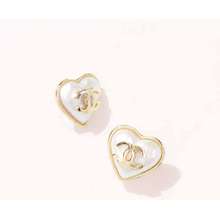 Chanel Khuyên Tai Pearl White CC Logo Heart Earrings AB7530 Màu Vàng Trắng