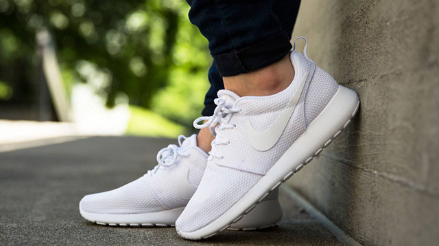 Giày sneaker trắng Nike Roshe One